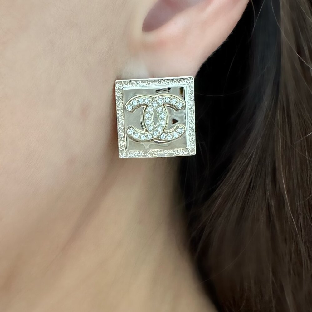 2023P CHANEL RUNWAY SQUARE GOLD CC LOGO WHITE CRYSTALS EARRINGS STUDS